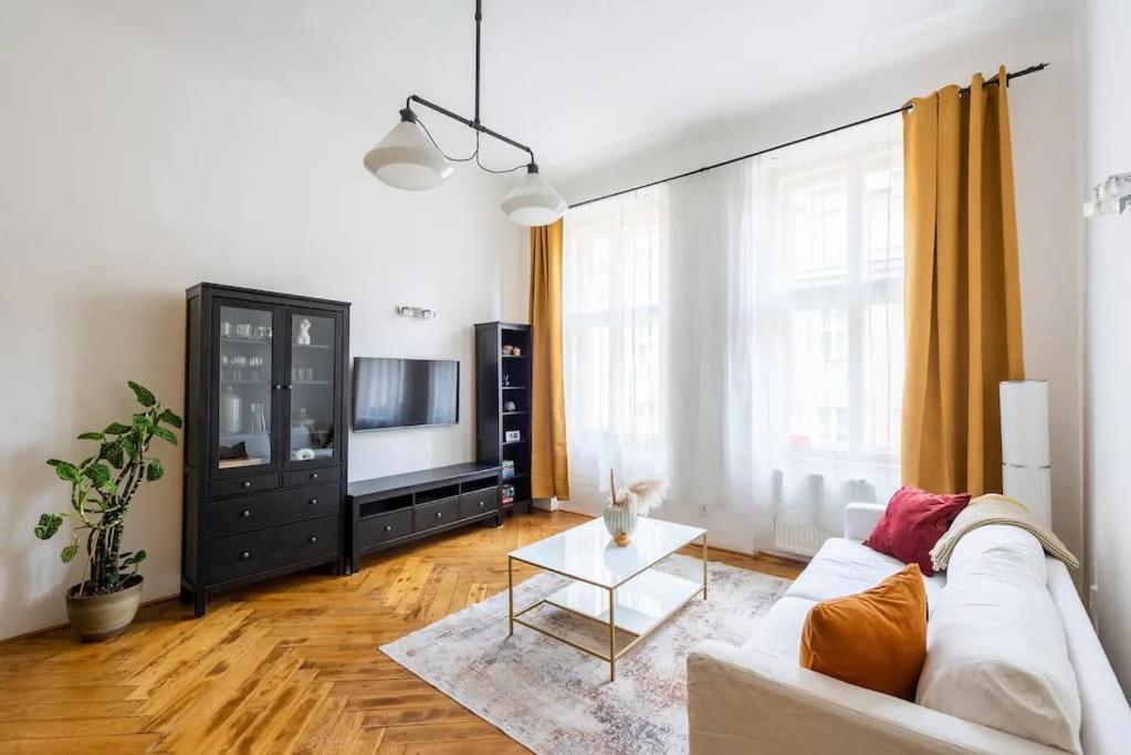 Spacious Apartment With Balcony At Wenceslas Sq ปราก ภายนอก รูปภาพ